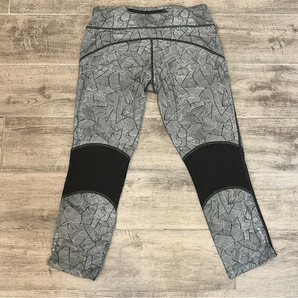 Nike Leggings Women's Sz Med Black White Dri-Fit Running Racer Crop 3.0 Printed - Picture 4 of 9